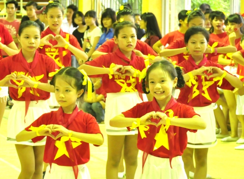 Phần thi dân vũ đầy ấn tượng thu hút đông đảo các bạn trẻ tham dự